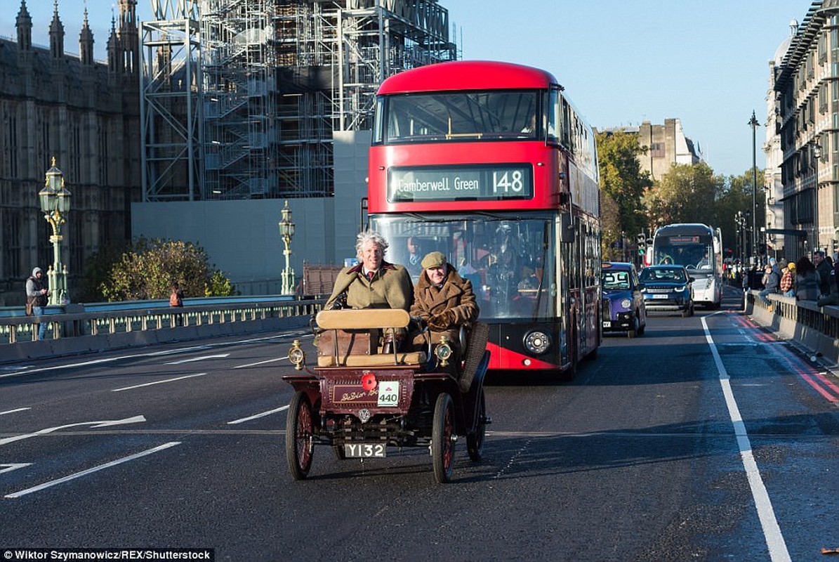 Hang tram &quot;xe cu&quot; lan banh tren duong pho London-Hinh-10